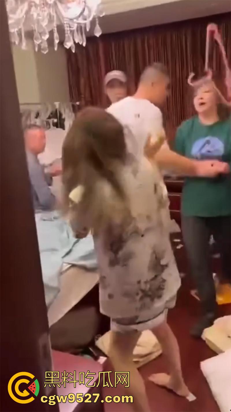 带人捉奸竟将自己抓走，女子发现老公出轨，带家人现场捉奸，疯狂殴打小三，结果警察到了竟把她抓了！-4