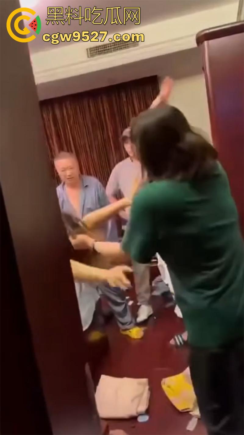 带人捉奸竟将自己抓走，女子发现老公出轨，带家人现场捉奸，疯狂殴打小三，结果警察到了竟把她抓了！-6