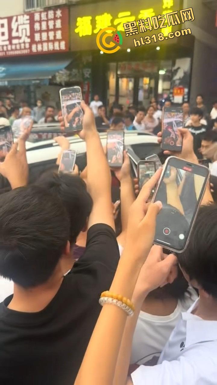 南宁西乡塘正宫发飙，手撕小三现场乱成狗，渣男当街下跪求饶变孙子脸都丢光了！-3