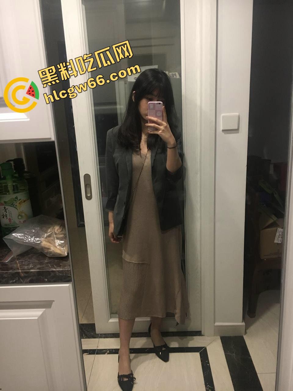 黄山技校反差骚妹【李丹尼】酒店黑丝口交全程曝光，大鲍鱼开发成通道，开房爽到喷水！-5