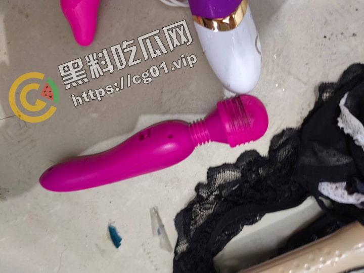 原女大学生宿舍改成男寝 遗留下海量电动玩具 到底是宿舍还是鸡窝？-5